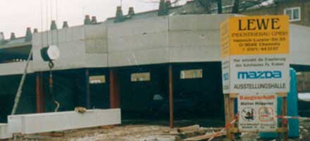 Autohaus Kraban | 1993 konnte der Neubau des Autohauses eröffnet werden. Seither wurde die Mitarbeiterzahl stetig erhöht, viel in neueste Technik und Ausbildung investiert.
